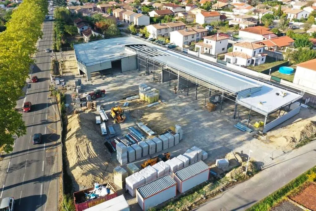 Vue aérienne d'un chantier de construction métallique